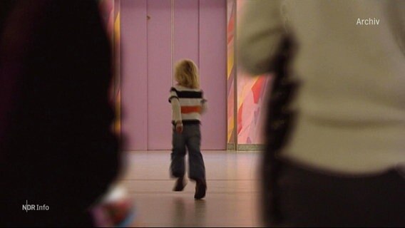 Ein kind rennt in einem Krankenhausflur. © Screenshot 