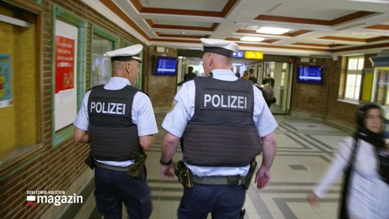 Zwei Polizisten in einem Bahnhof. © Screenshot 