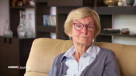 Die Rentnerin Gerlinde Schwerdt, sie hat grau-blonde Haare und trägt eine Brille. © Screenshot 
