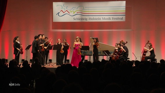 Musiker auf der Bühne des Schleswig-Holstein-Musikfestival. © Screenshot 