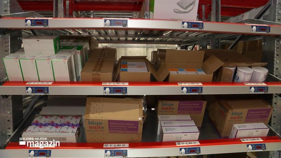 Medizinische Produkte lagern in Regalen. © Screenshot 
