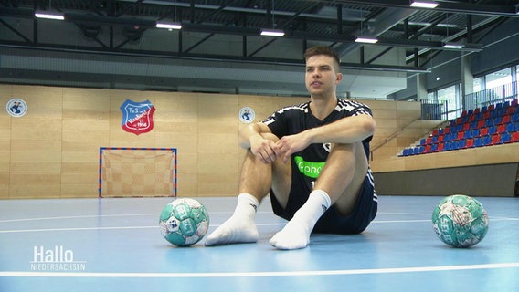 Handballer Renārs Uščins sitzt auf dem Spielfeld © Screenshot 