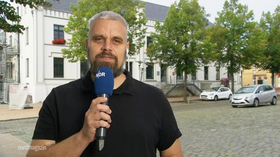 Reporter Sebastian Giebel vor dem Rathaus in Grevesmühlen. © Screenshot 