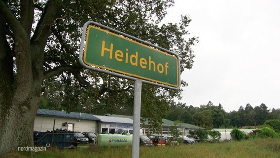 Ein ortsschild mit der Aufschrift Heidehof. © Screenshot 