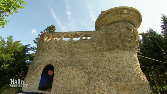 Ein aus Steinplatten erbautes Schloss. © Screenshot 