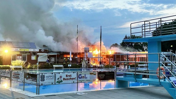 Großbrand in einem Freibad in Emden. © Screenshot 