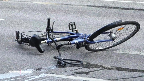 Ein umgekipptes Fahrrad liegt auf der Straße. © Screenshot 