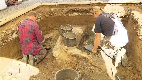 Zwei Archäologen graben nach Resten der Bornplatzsynagoge. © Screenshot 