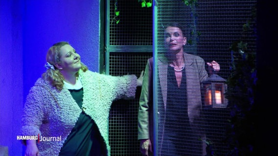 Zwei Darstellerinnen des Theaterstücks "Falsche Schlange". © Screenshot 