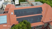 Photovoltaik-Anlagen auf dem Dach des Altonaer Museums. © Screenshot 