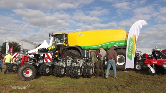 Eine zur landwirtschaftlich genutzte Maschine steht auf der MeLa. © Screenshot 