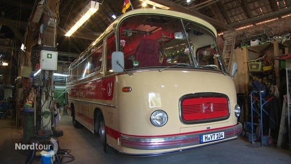 Ein alter Bus steht in einer Garage. © Screenshot 