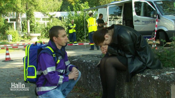 Ein Notfallseelsorger hilft einer aufgebrachten Frau. © Screenshot 
