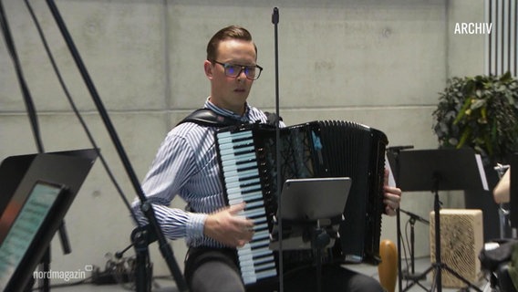 Martynas Levickis spielt auf seinem Akkordeon. © Screenshot 