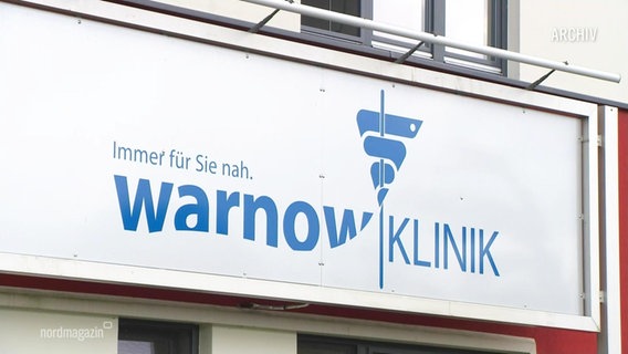 Ein Schild mit der Aufschrift "warnow Klinik" ist zu sehen. © Screenshot 