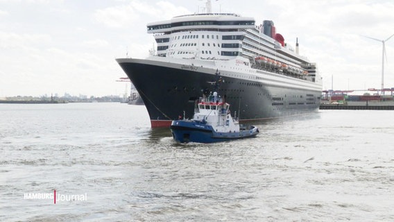 Ein Schlepper zieht die "Queen Mary 2". © Screenshot 
