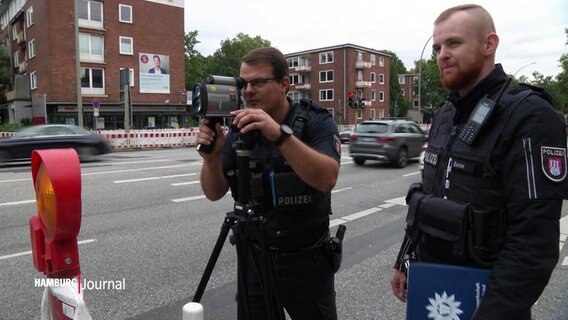 Zwei polizeibeamte führen eine Geschwindikeitskontrolle durch. © Screenshot 