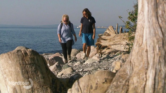Zwei Frauen sind auf der Suche nach Fossilien an der Kreideküste Rügens. © Screenshot 