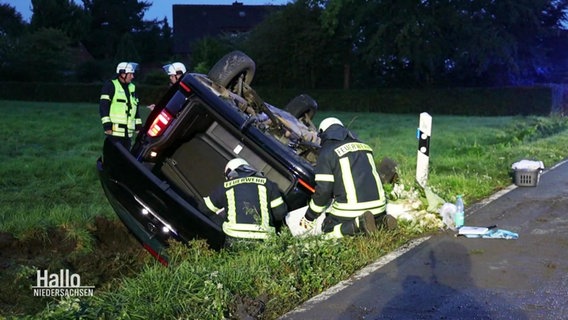 Feuerwehrleute bei einem verunglückten Kleintransporter in einem Graben. © Screenshot 