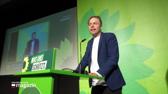 Rasmus Andresen (Grüne) spricht auf einem Parteitag in Schleswig-Holstein am 23.09.2023. © Screenshot 