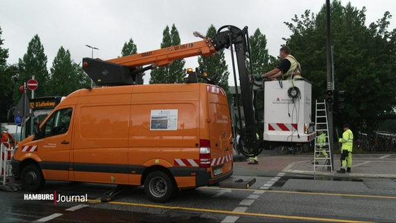 Arbeiter rüsten Ampeln in Langenhorn um. © Screenshot 