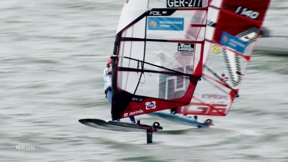 Sportler beim Windsurfen. © Screenshot 