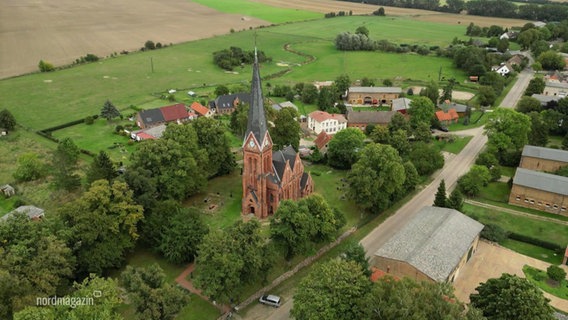 Die Ortschaft Gnevsdorf aus der Vogelperspektive, in der Mitte die imposante Kirche. © Screenshot 