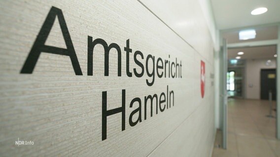 Nahaufnahme eines Schilds des Amtsgerichts Hameln in Niedersachsen. © Screenshot 