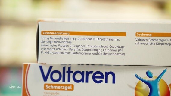 Nahaufnahme von zwei aufeinandergestapelten Voltaren Packungen. © Screenshot 