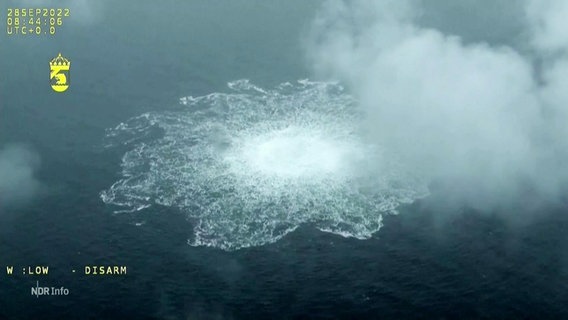 Eine Luftaufnahme zeigt das Leck in den Nord-Stream-Pipelines. © Screenshot 