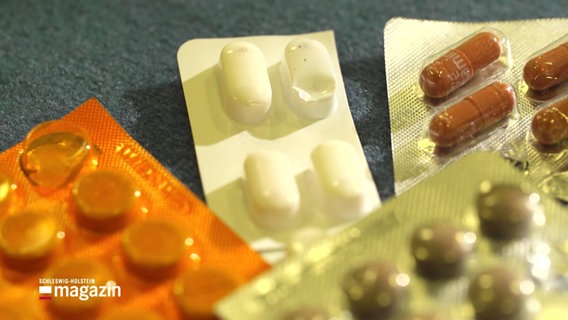 Vier Medikamentenpackungen in Nahaufnahme. © Screenshot 