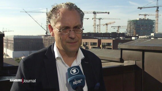 Wetterexperte Frank Böttcher spricht in ein Mikrofon. © Screenshot 
