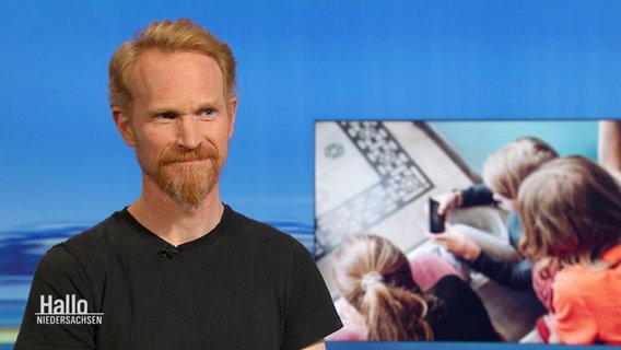 Kinder- und Jugendpsychiater Frank Fischer im Gespräch im Sendestudio. © Screenshot 