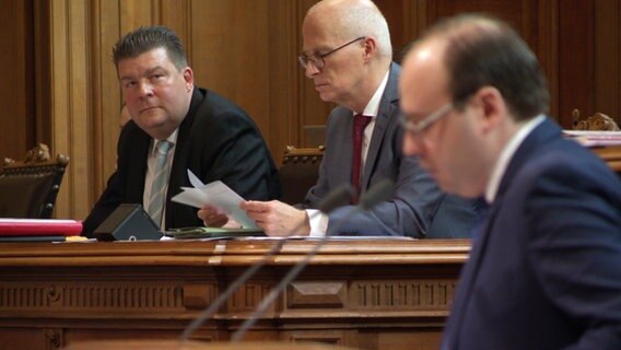 Finanzsenator Andreas Dressel und Peter Tschentscher (SPD) während einer Rede von AfD-Politiker Krzysztof Walczak in der Bürgerschaft. © Screenshot 