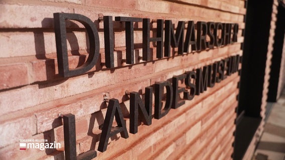 Buchstaben auf rotem Klinker bilden die Wörter Dithmarscher Landesmuseum. © Screenshot 