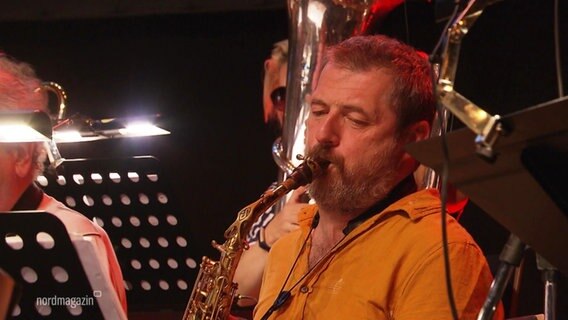Ein Mann spielt Saxophon. © Screenshot 