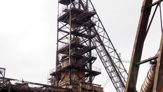 Ein großer Stahlturm in rostigem Rot. © Screenshot 