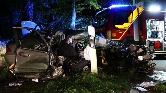 Ein Autowrack an einem Leitpfosten einer Straße. © Screenshot 