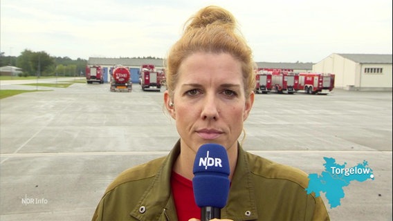 Die Reporterin Annette Ewen berichtet aus Torgelow. © Screenshot 