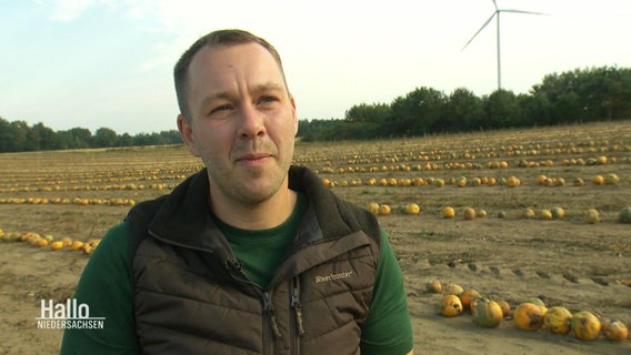 Der Landwirt Philipp Rund auf einem Kürbisfeld. © Screenshot 