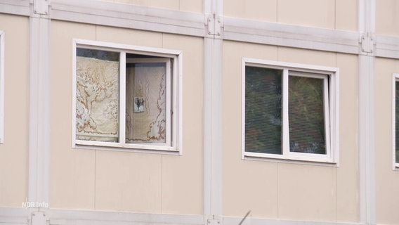 Fenster einer Geflüchtetenunterkunft. © Screenshot 