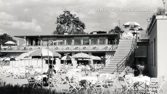 Ein altes Schwarz-Weiß Foto zeigt das Café Seeterassen in Hamburg in den 50er Jahren. © Screenshot 