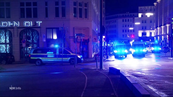 Polizeiwagen in der Hamburger Innenstadt. © Screenshot 