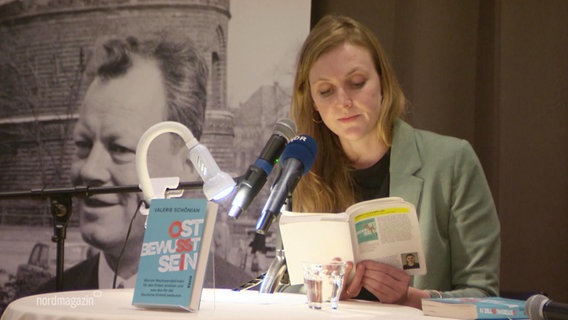 Valerie Schönian liest aus einem Buch. © Screenshot 
