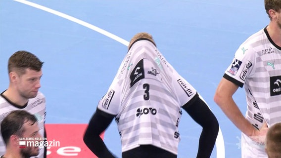Ein Handballspieler hat sich sein Trikot übers Gesicht gezogen © Screenshot 