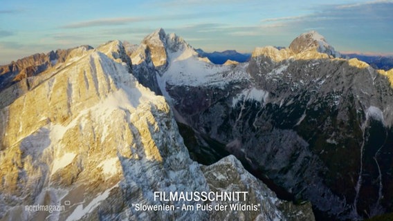 Eine Filmaufnahme von Bergspitzen. © Screenshot 