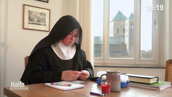 Schwester Josefine lernt in einem Youtube Video. © Screenshot 