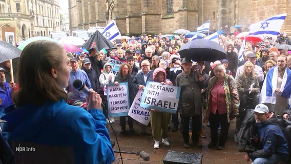 Demonstrierende in Bremen mit Israelflaggen. © Screenshot 