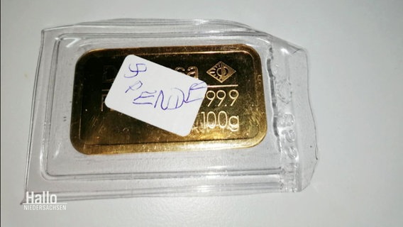 In einer Plastikhülle steckt ein Goldbarren, darauf einer Sticker auf dem mit krakeliger Handschrift "Spende" geschrieben steht. © Screenshot 