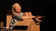 Gilla Cremer in einer Szene des Theaterstücks "Die Dinge meiner Eltern". © Screenshot 